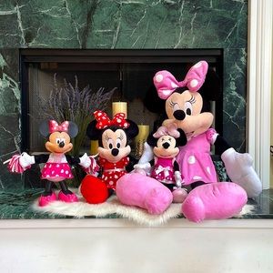 Huge Minnie Mouse+ smaller Minnie Mouse and two battery operated ones.